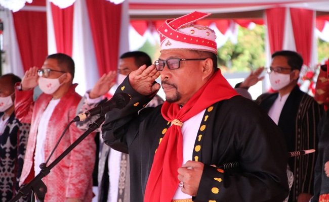 Gubernur Maluku Murad Ismail menggenakan pakaian adat Maluku saat memimpin upacara Peringatan Hari Ulang Tahun (HUT) Provinsi Maluku ke-75 yang berlangsung di Lapangan Merdeka, Ambon, Rabu (19/8/2020) 