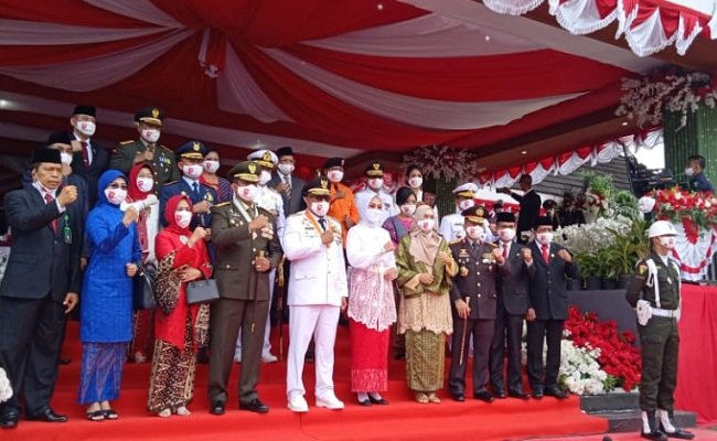 Sejumlah pejabat di Maluku dipimpin oleh Gubernur Maluku Murad Ismail saat menghadiri upacara peringatan Hari Ulang Tahun (HUT) Kemerdekaan RI ke-75 yang digelar di  Lapangan Merdeka, Kota Ambon, Senin (17/8/20).