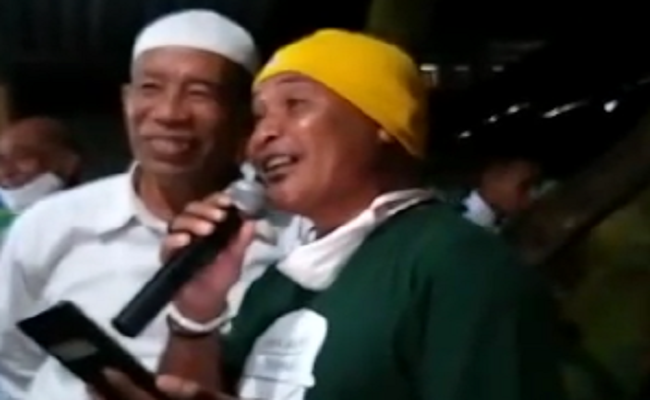 Dua tokoh di Kabupaten Seram Bagian Timur (SBT) Ikbal Silaja dan Agil Rumakat tampil bernyanyi di sebuah acara keluarga di Ambon, Kamis malam (27/8/2020)