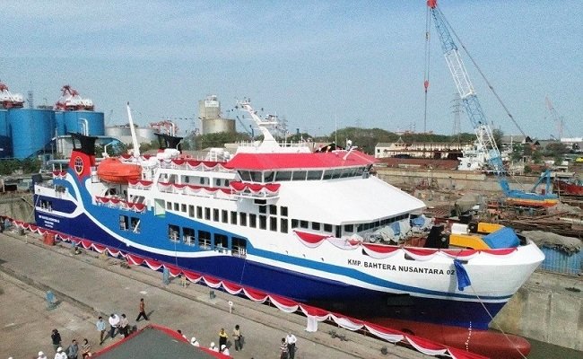 KMP Bahtera Nusantara 2 pesanan Direktorat Jenderal Perhubungan Darat (Ditjen Hubdat) Kementerian Perhubungan RI yang diproduksi galangan kapal PT Dumas Tanjung Perak Shipyards (PT Dumas) saat diapungkan pada 8 Agustus 2019. (Sumber: Humas Ditjen Hubdat) Kementerian Perhubungan RI)