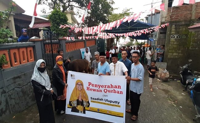 Penyerahan hewan kurban dilakukan Anggota DPR RI Saadiah Uluputty di salah satu lokasi di kota Ambon, Jumat (30/7/2020)