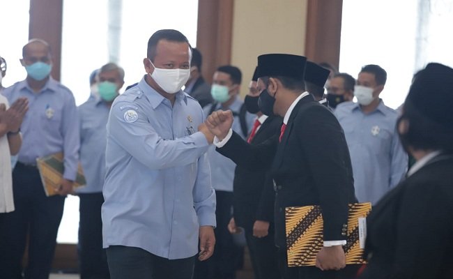 Menteri Kelautan dan Perikanan Edhy Prabowo bersalaman dengan 30 orang Penyidik Pegawai Negari Sipil (PPNS) yang baru saja dikukuhkan di kantor Gubernur Maluku,Senin (31/8/2020)