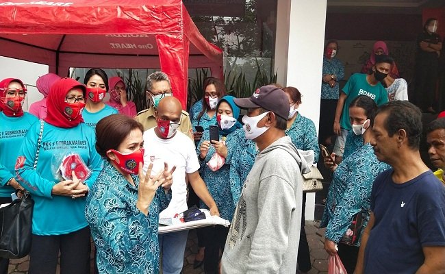 Ketua TP-PKK Kota Ambon, Debby Louhenapessy saat memberikan penjelasan tentang agenda pembagian masker gratis kepada warga 