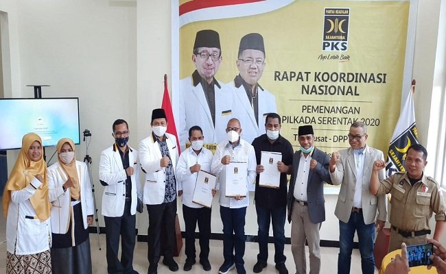 Pasangan calon yang diusung PKS Maluku untuk bertarung di empat Pilkada se- Maluku  hadir mengikuti acara pendandatangan pakta integritas dan penyerahan rekomendasi oleh PKS yang digelar di gedung DPW PKS Maluku, Sabtu siang (29/8/2020)