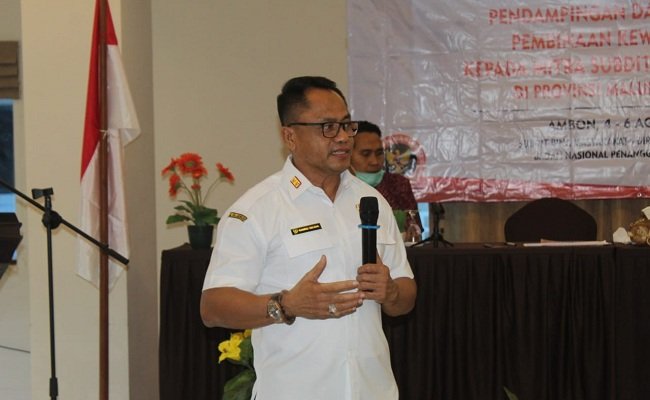 Sekretaris Daerah (Sekda) Provinsi Maluku, Kasrul Selang saat memberikan sambutan pada acara peran pemerintah dalam pemberdayaan mitra binaan kewirausahaan masyarakat kepada anggota Yayasan Baku Kele di aula Hotel Bitz, Ambon, Rabu (5/8/2020).