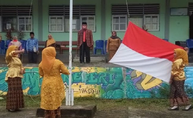 Upacara peringatan Hari Ulang Tahun (HUT) ke-75 Kemerdekaan RI digelar secara sederhana oleh SMP Negeri 2 Masohi, kecamatan Kota Masohi Kabupaten Maluku Tengah (Malteng) di halaman sekolah SMPN2 Masohi,  Senin  (17/08/2020).