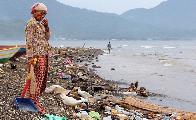 Tumpukan sampah yang bertebaran di bibir pantai Kalumata, Ternate.