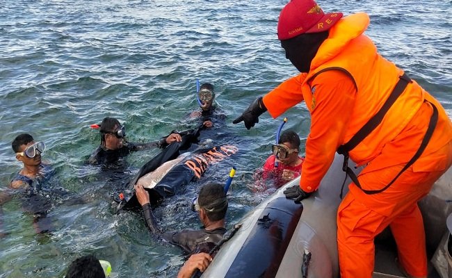 Tim SAR saat mengevakuasi korban Blasius Dirlyenune (25) warga Saumlaki, Kabupaten Kepulauan Tanimbar yang hilang saat memanah ikan. Korban ditemukan tim SAR pada Minggu (9/8/2020).