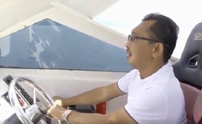 Wakil Gubernur Maluku Barnabas Orno tampil dengan mengcover lagu “Tangan Tak Sampai,” (FOTO : Video Facebook Nus Termas Mbd)