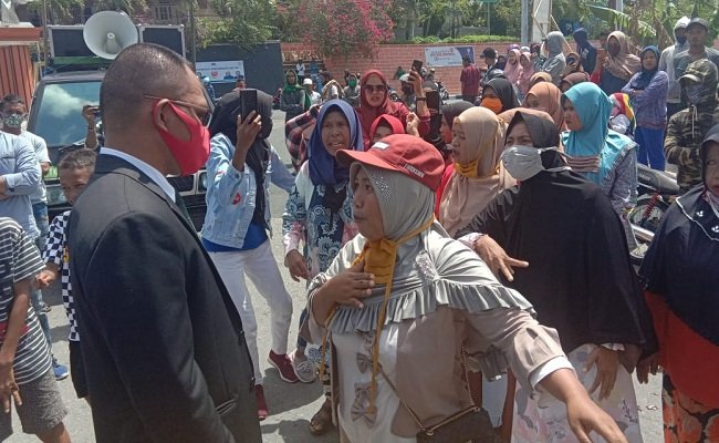 Seorang ibu warga pengungsi Lupus menyampaikan uneg-uneg kepada  Ketua DPRD Maluku Tenggara, Minduchri Kudubun yang sempat bertemu dengan warga di tengah jalan dalam aksi demo menuntut perhatian Pemkot Tual, Senin (17/8/2020)