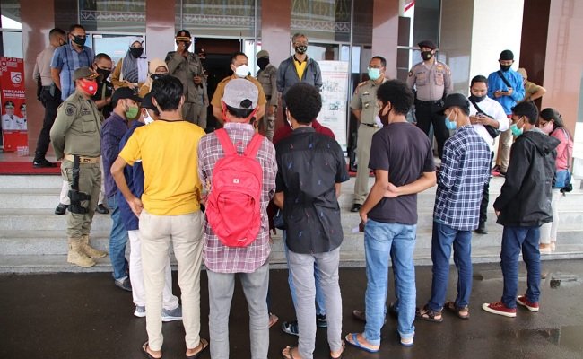 Puluhan mahasiswa yang tergabung dalam Aliansi Mahasiswa Peduli Rakyat (AMPERA) Maluku, menggelar aksi demonstrasi di Kantor Gubernur Maluku menyampaikan dukungan kepada Pemerintah Provinsi Maluku, untuk tetap fokus membangun Maluku, Senin (7/9/2020). 
