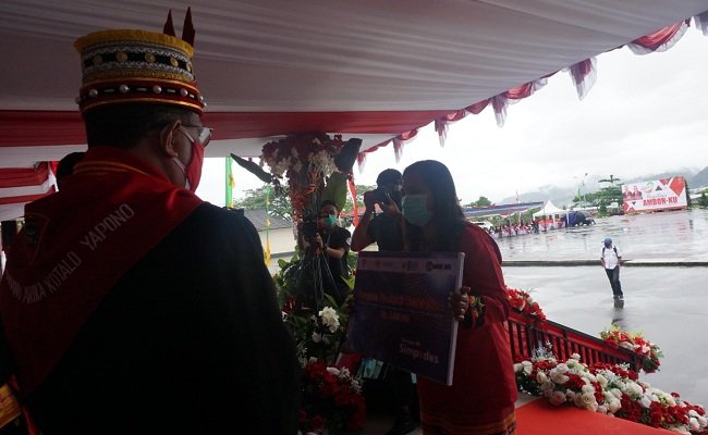 Walikota Ambon, Richard Louhenapessy menyerahkan bantuan presiden (Banpres) berupa dana kepada sebanyak 3.500 pelaku UMKM di Kota Ambon, usai upacara perayaan HUT Kota Ambon ke-445 Tahun 2020 yang berlangsung di Lapangan Upacara Tahaparry Polda Maluku di kawasan Tantui, Senin (7/9/2020).