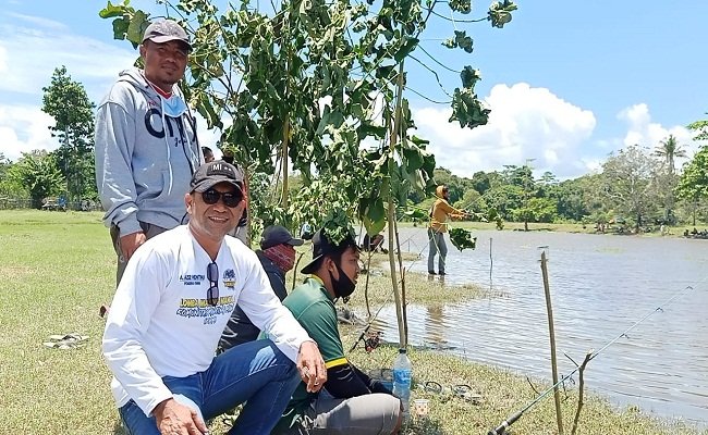 Anggota Komisi II DPRD Maluku, Aziz Hentihu saat berada di lokasi Rawa Kuning di Desa Waeleman, Kecamatan Waelata,Kabupaten Buru, yang kini digunakan obyek mancing sekaligus berwisata, Sabtu pagi (19/9/2020)
