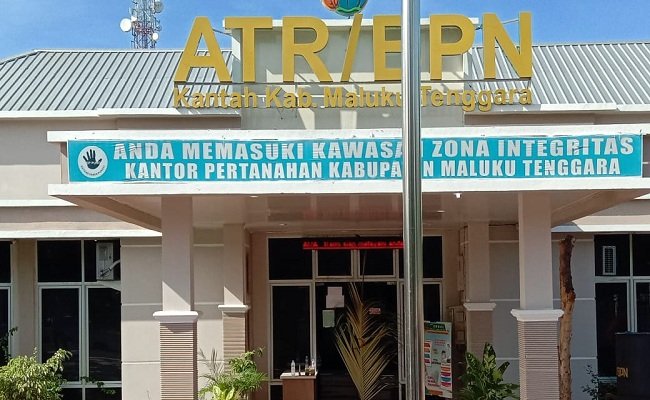 Kantor Badan Pertanahan Kabupaten Maluku Tenggara (ATR/BPN) Propinsi Maluku, dipasang sasi adat (larangan adat) oleh warga Desa Kolser. 
