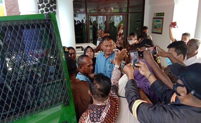 Isnaini Kobarubun (baju biru) saat digiring ke mobil tahanan Kejaksaan, sempat meneteskan air mata saat bertemu dengan keluarga besarnya di halaman Kantor Kejari Tual, Kamis sore (10/9/2020)