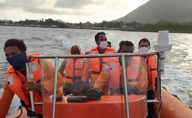 Tim SAR saat melakukan pencarian korban long boat yang tenggelam di laut Banda, Selasa (8/9/2020) (FOTO : Basarnas Ambon)