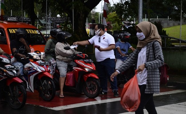 Aksi pembagian masker gratis yang dilakukan Lembaga Pemberdayaan Masyarakat (LPM) Provinsi Maluku sebagai upaya potong pele Covid-19 yang dilangsungkan di beberapa titik di Kota Ambon, Sabtu (5/9/2020)