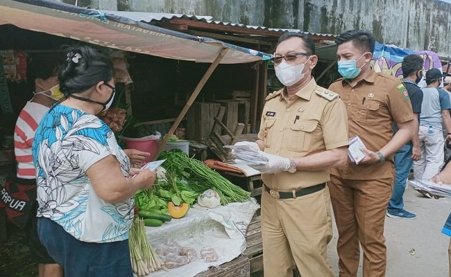 Wakil Gubernur Maluku, Barnabas Natanhiel Orno saat membagikan masker ke pedagang di Pasar Mardika Ambon