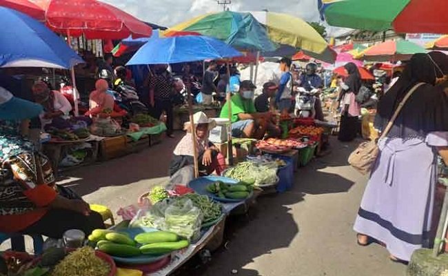 Aksi pedagang sayur berjualan di atas jalan