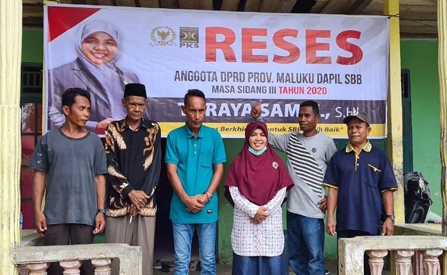 Wakil Ketua Komisi II DPRD Maluku, Turaya Samal  saat menggelar tatap muka dengan sejumlah tokoh masyarakat dalam kunjungannya pada masa reses yang berlangsung di Dusun Pohon Batu, Kebupaten SBB, Rabu (16/9/2020).