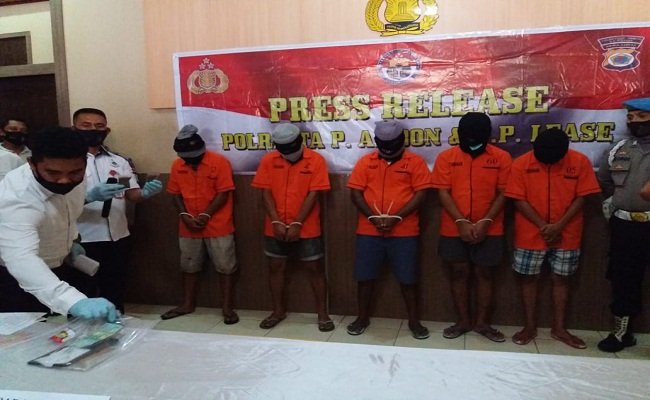 Lima tersangka pemilik narkoba saat menjalani jumpa pers di ruang Lobby Mapolresta Pulau Ambon dan Pulau-pulau Lease, Rabu (23/9/2020). Foto: Istimewa