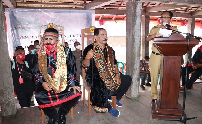 Wakil Gubernur Maluku Barnabas Natanhiel Orno memberikan sambutan saat menghadiri pengukuhan adat Raja Negeri Allang, Oktavianus Edward Patty Selasa (20/10/2020). 