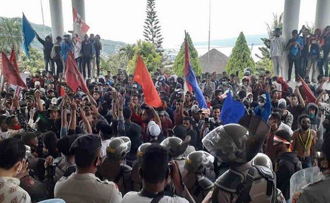 Ratusan mahasiswa  di kota Ambon yang tergabung dalam Cipayung Plus Kota Ambon menggelar aksi demo menolak Undang Undang Omnibus Law Cipta Kerja di kantor DPRD Provinsi Maluku,  Kamis (8/10/2020)