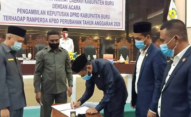 Rapat Paripurna DPRD Kabupaten Buru terkait penyampaikan pendapat terhadap Ranperda Perubahan yang berlangsung, Rabu (30/09/2020) 