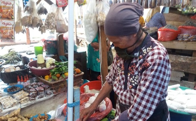 Halima salah seorang penjual jahe merah dan sejumlah komoditi tanaman rempah di pasar Mardika, Kota Ambon