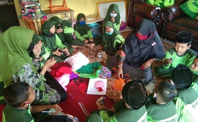 Siswa-siswi SD Muhammadiyah Masohi saat menjalani proses belajar mengajar dengan metode home visit (dikunjungi guru ke rumah) tetap menerepkan protocol kesehatan (Foto Istimewa)