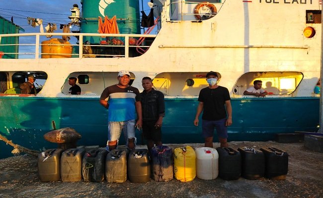 Penyitaan ratusan liter miras jenis sopi dilakukan dalam Operasi Antik Siwalima yang dipimpin Kasat Resnarkoba AKP J. Wattimanela sekitar pukul 17.30 WIT di Pelabuhan Sesar, Kota Bula, Minggu (15/10/2020). 