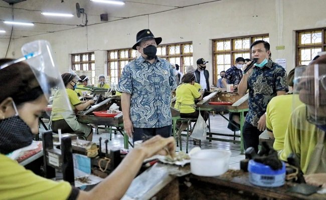 Direktur Utama PT Gandum, Tusin Kaman memberikan penjelasan kepada Senator asal Jawa Timur AA LaNyalla Mahmud Mattalitti dalam kunjungan resesnya ke pabrik rokok milik PT Gandum, Sabtu (24/10/2020).