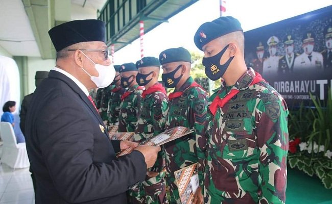 Penyerahan penghargaan oleh  Gubernur Maluku Murad Ismail kepada prajurit yang tergabung dalam Satgas Yonif RK 732/Banau yang berlangsung di di Aula Lantai 3, Kodam XVI/Pattimura, Senin (5/10/2020).