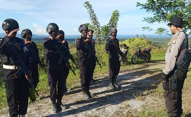 Personil gabungan pengamanan Gunung Botak bersiap untuk menuju  TKP untuk melakukan pencarian terhadap kedua korban, Jumat (23/10/2020)