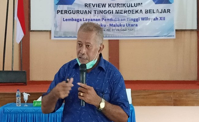 Prof. Dr. T.G.Ratumanan, M.Pd saat memberikan materi terkait program ‘Merdeka Belajar’ kepada civitas Universitas Iqra Buru, di Namlea, Selasa (6/10/2020) 