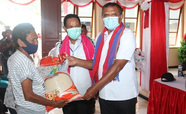 Bupati Maluku Tengah (Malteng) Tuasikal Abua didampingi Wakil Bupati Marlatu Leleury menyerahkan bantuan sembako kepada warga terdampak Covid-19 di Negeri Larike, Kecamatan Leihitu Barat, Rabu (22/10/2020)