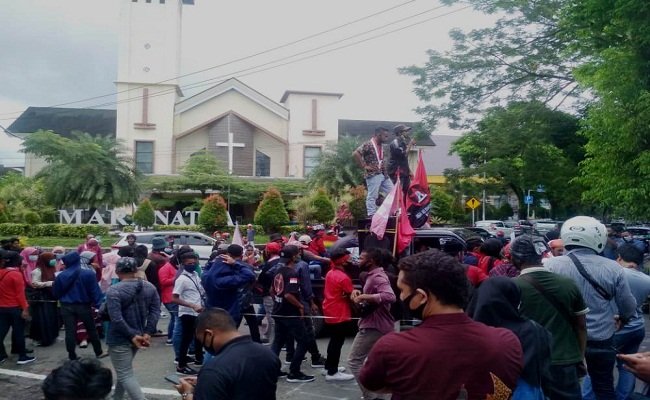 Ratusan aksi masa dari GMNI Cabang Ambon menggelar aksi unjuk rasa penolakan Omnibus Law Undang-Undang Cipta Kerja, di Kantor Gubernur Maluku, Kamis (15/10/2020). Foto: Istimewa
