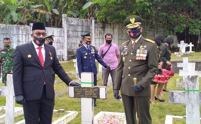 Pangdam XVI Pattimura Agus Rohman didampingi Gubernur Maluku Murad Ismail saat upacara ziarah di Taman Makam Pahlawan Kapaha Tantui Ambon, Jumat (2/10/2020).