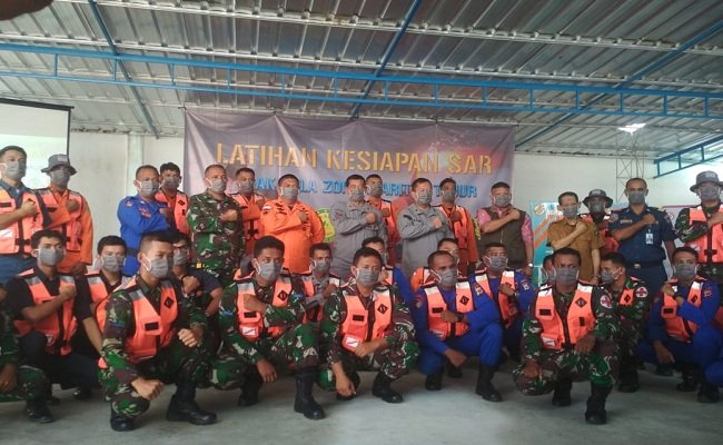 Peserta pelatihan kesiapan search and rescue (SAR) yang digelar Bakamla RI Zona Maritim Timur di Pangkalan Bakamla, Lateri, Kota Ambon, Selasa (24/11/2020).