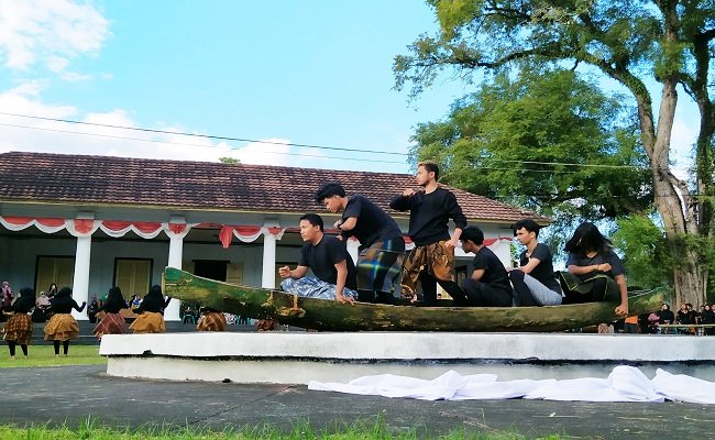 Seniman Bali Purnati berkolaborasi dalam seni pertunjukan “Nagri Babunyi” di depan Istana Mini Banda Naira, Pulau Banda, Kabupaten Maluku Tengah, Minggu (1/11). Nagri Babunyi merupakan hasil karya seniman purnati bersama generasi muda Pulau Banda yang mengikuti workshop seni pertunjukkan sejak 26 Oktober 2020.