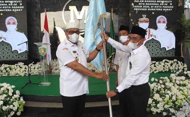 Gubernur Maluku Murad Ismail menyerahkan bendera kafilah MTQ Provinsi Maluku saat melepas kafilah asal Maluku untuk mengikuti Musabaqah Tilawatil Quran (MTQ) tingkat Nasional XXVIII yang akan berlangsung di Kota Padang, Provinsi Sumatera Barat, Rabu (11/11/2020).