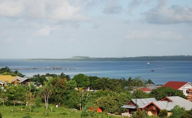 Kota Saumlaki dengan pemandangan laut