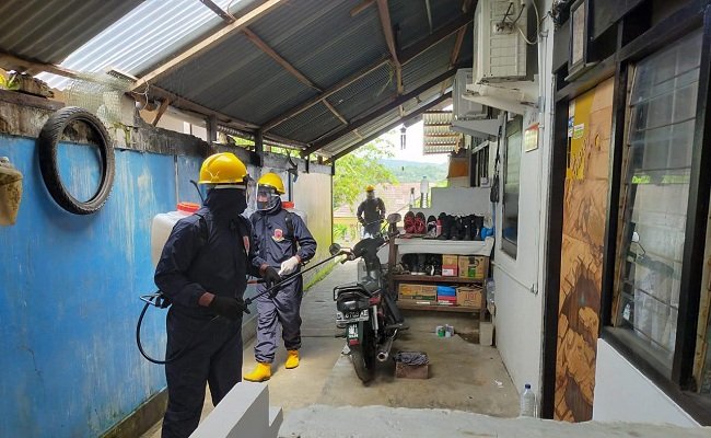 Personil KBR yang tergabung dalam Satgas Aman Nusa ll saat melakukan giat penyemprotan disinfektan di sejumlah asrama pada kawasan Kesatriaan Edy Susanto Polda MRabu (4/11/2020)