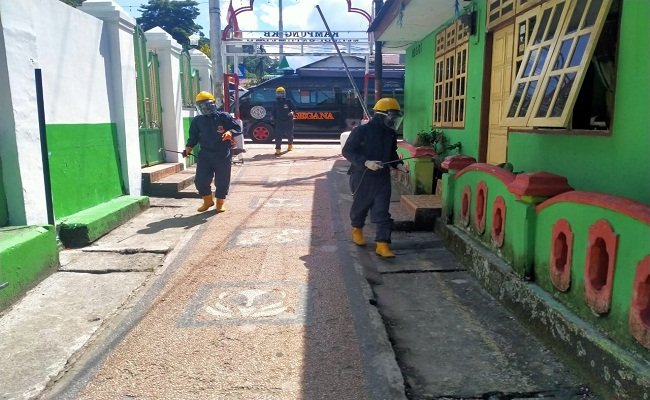 KBR Detasemen Gegana Satuan Brimob Polda Maluku, melakukan penyemprotan disinfektan, di wilayah Kota Ambon, Selasa (24/11/2020).