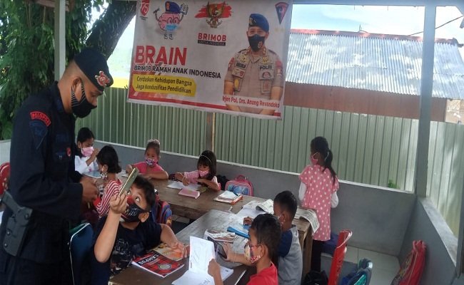 Anggota Kompi 4 Batalyon A Pelopor Satuan Brimob Polda Maluku, membantu anak-anak sekolah belajar secara online. Foto: Istimewa