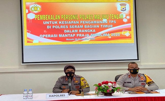 Kapolres Maluku Tengah, AKBP. Rositah Umasugi, memberi pembekalan bagi personil kepolisiannya untuk persiapan mengamankan Pilkada di Seram Bagian Timur, Kamis (26/11/2020). Foto: Istimewa 