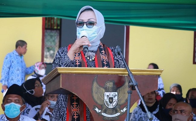 Amien Ru’ati Tuasikal, istri dari Bupati Maluku Tengah saat menyampaikan sambutan pada apel kesiapan dalam rangka peringatan Hari Ulang Tahun (HUT) PGRI  yang ke 76 dan pelantikan pengurus Cabang PGRI Salahutu periode 2020-2024, yang berlangsung di Tulehu, Sabtu (12/12/20) 