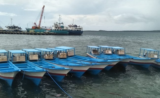 Bantuan perikanan berupa kapal 2 GT fiberglass dari Pemkab Kepulauan Tanimbar yang diserahkan Bupati Kepulauan Tanimbar, Petrus Fatlolon kepada 10 kelompok nelayan di Tanimbar, Senin (14/12/2020) (FOTO: BERITABETA.COM)