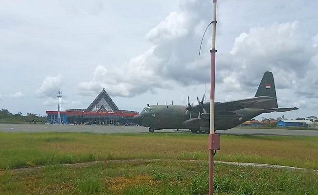 Pesawat Hercules C-130 dengan registrasi A-1335 dari Skadron Udara 32, Wing Udara 2, Lanud Abdurrachman Saleh berhasil mendarat di Bandara Mathilda Batlayeri, Saumlaki, Kabupaten Kepulauan Tanimbar, Selasa (1/12/2020) (Foto: BERITABETA.COM)