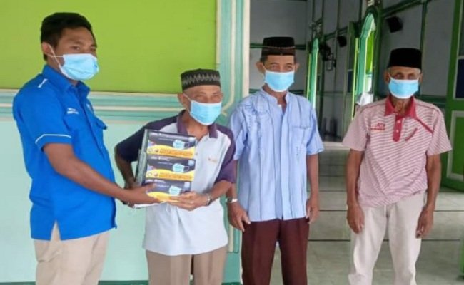 DPD II KNPI Kota Ambon membagikan masker kepada pengurus masjid di Kota Ambon, Sabtu (26/12/2020)